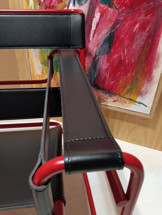 Image 1 of Bolso Knoll Wassily B3 rojo mate, nuevo-usado, en piel negra, de Marcel Breuer.
