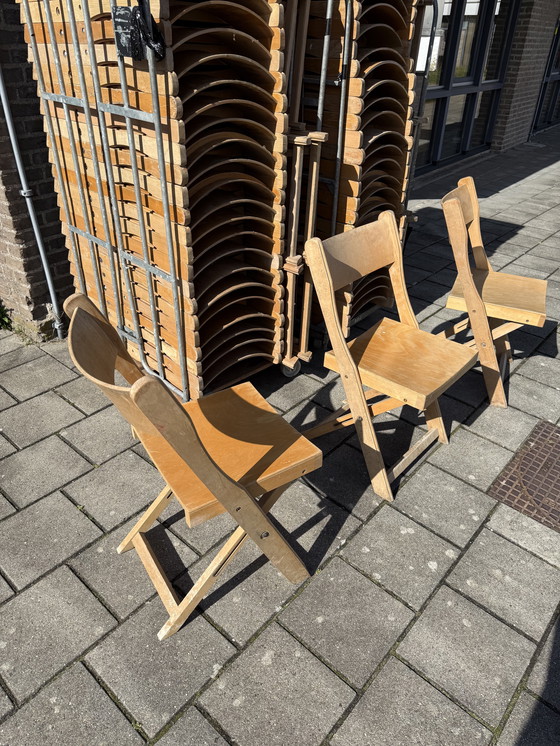 Image 1 of Lotto di 70 sedie pieghevoli vintage in legno massello degli anni '80