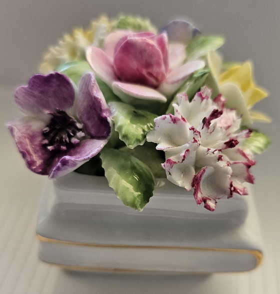 Image 1 of Figure en porcelaine Royal Doulton : Fleurs dans un pot carré