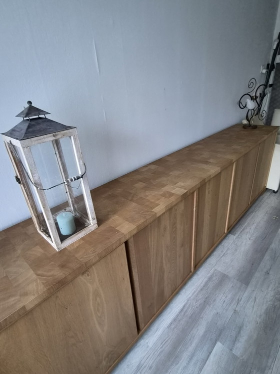 Bellissima credenza a 5 ante senza maniglie in legno massello di rovere. – Credenze, Wood (photo 6 of 6)