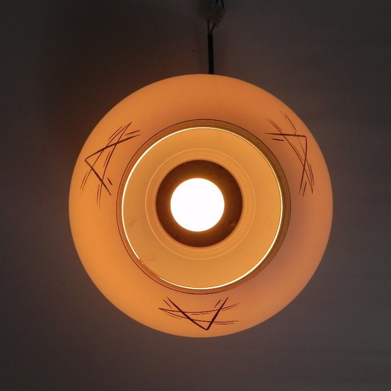 Lámpara de techo Art Déco con pantalla de cristal y adornos dorados, década de 1930. – Plafones, Glass (photo 9 of 9)
