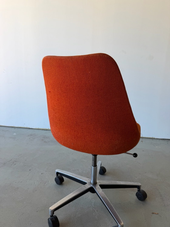 Poltrona / sedia da ufficio girevole in tessuto arancione stile tulipano – Sedie girevoli, Alluminio (photo 3 of 9)