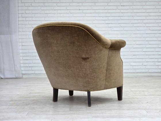Image 1 of Fauteuil danois des années 1960, revêtement d'origine en velours vert.