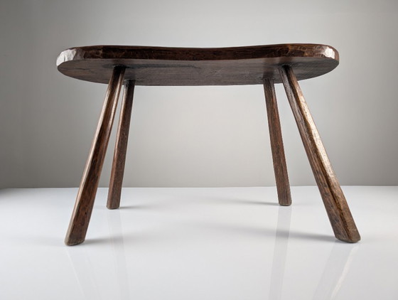 Banco rústico de madera tallada a mano con tablero orgánico de forma irregular, década de 1940. – Wood (photo 3 of 9)