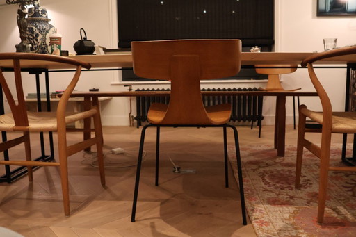 2 chaises de salle à manger marron pour garçon efféminé