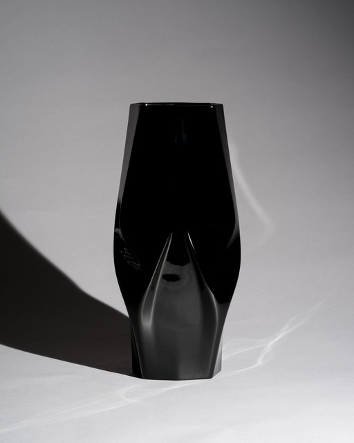 Vaso "Weave" di Zaha Hadid per Rosenthal
Porcellana nera lucida, Germania, XXI secolo