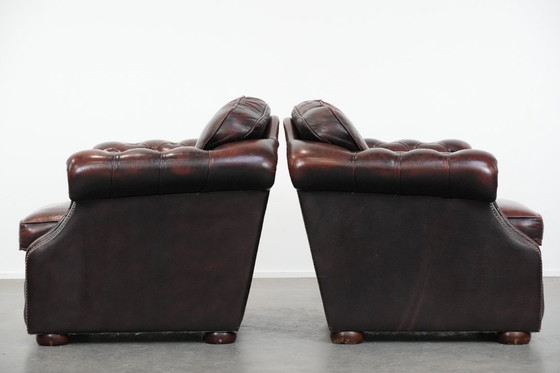 Image 1 of 2 Chesterfield-Sessel im englischen Stil mit rotem, geflammtem Rindslederbezug in gutem Zustand