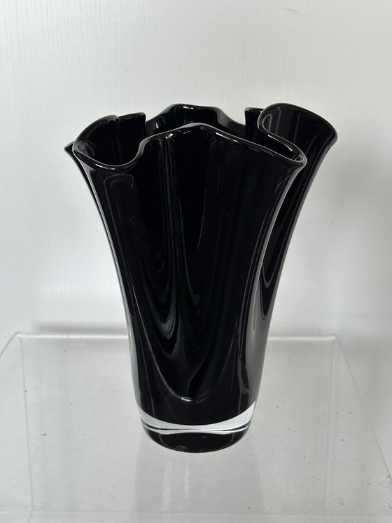 Image 1 of Murano glazen vaas zwart vintage jaren 70 zakdoek vaas 