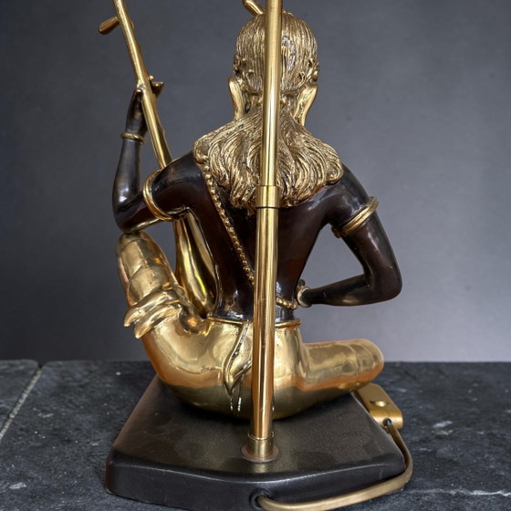 Image 1 of Bronzestatuenlampe im Stil der Mitte des 20. Jahrhunderts mit goldfarbenem Schirm