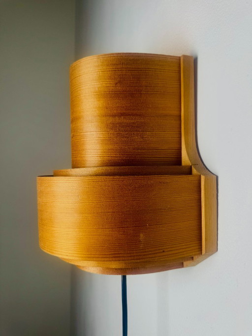 Lampada da parete curva a strati in impiallacciatura di pino, prodotta da Translandia, Danimarca, anni '60. (photo 2 of 7)