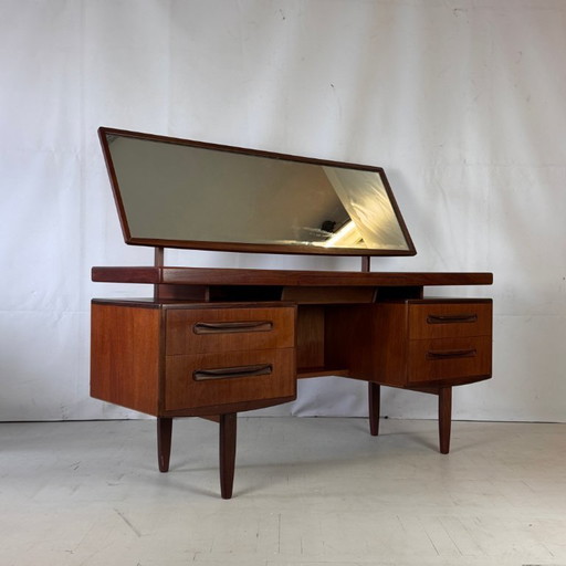 Cómoda “Fresco” de teca de Viktor Wilkins para GPlan, década de 1960