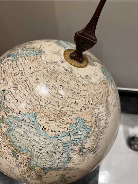 Image 1 of Wereldbol op mooi uitgekerfde houten voet