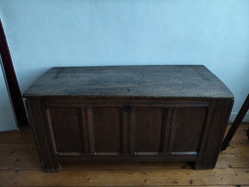 Baúl antiguo de madera maciza para mantas