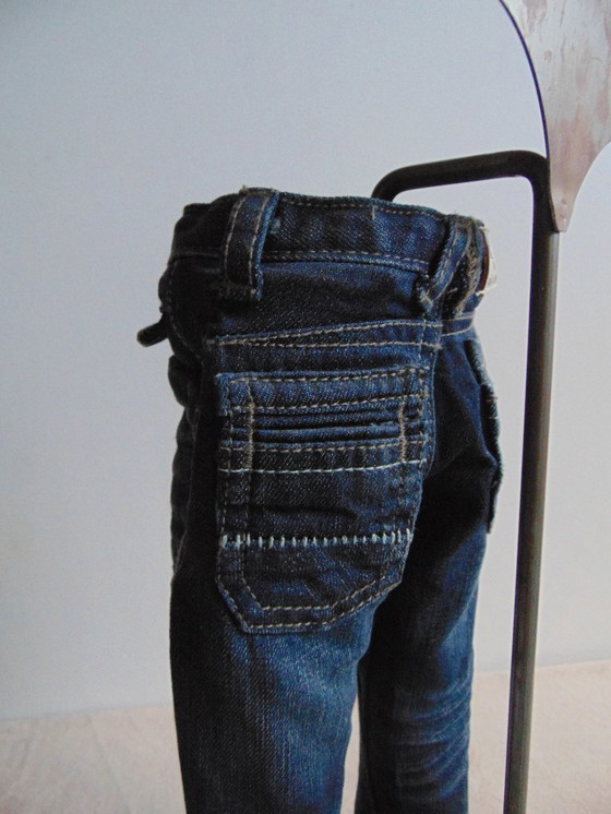 Image 1 of Standaard met miniatuurspijkerbroek