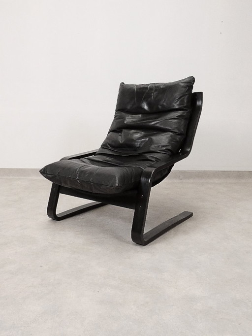  high-back lounge chair in black leather