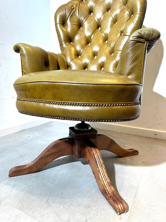 Fauteuil Chesterfield pivotant vintage en cuir vert olive (photo 4 of 4)
