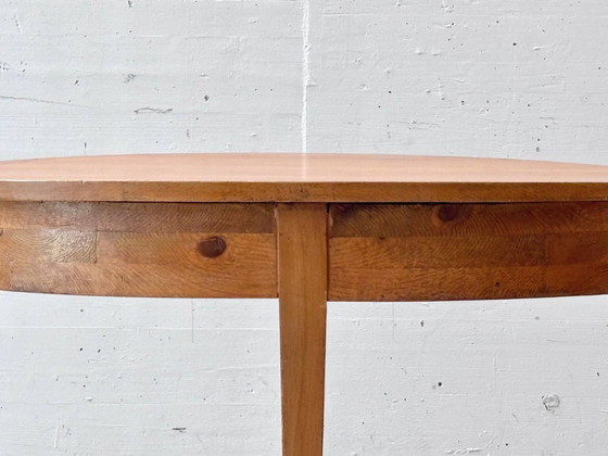 Image 1 of Round dining table made of solid alder wood