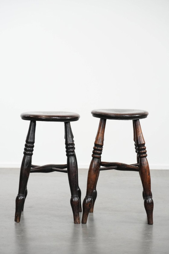 Image 1 of 2 x Antieke Engelse Windsor kruk uit de 18e eeuw