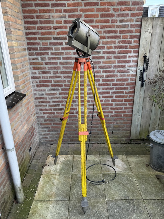 Image 1 of 💡 Lampadaire industriel chargé d'histoire | La précision suisse rencontre l'éclairage scénique néerlandais