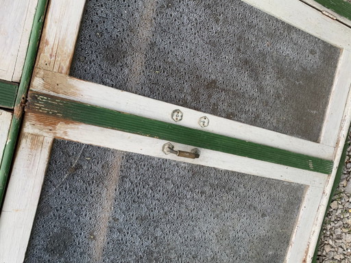Antiker Schrank im deutschen Stil, grün-weiß lackiert