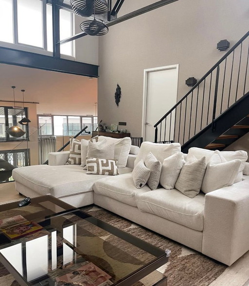 Sofá beige con sección de salón (Raw Interiors)