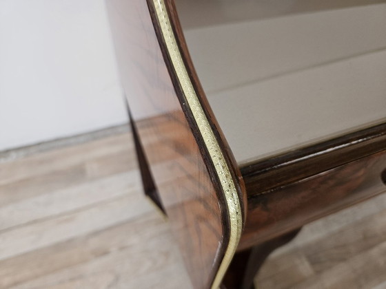 Image 1 of Tocador de madera de raíz con estante doble de cristal.