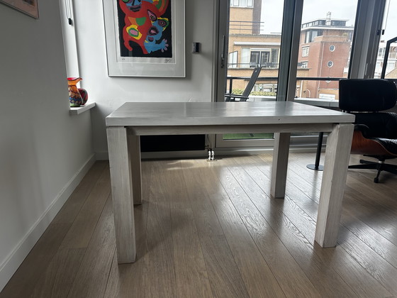 Image 1 of Table en chêne massif. 120 x 75 x 75 cm