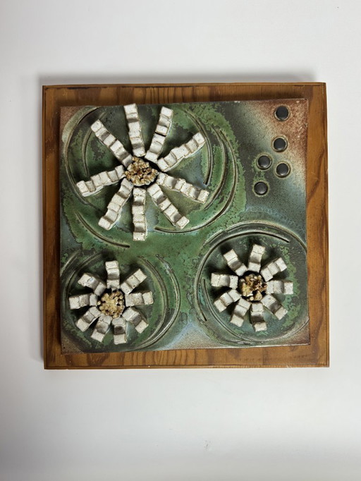 Piastrella da parete in ceramica vintage con tre fiori bianchi su pannello di legno, anni '60