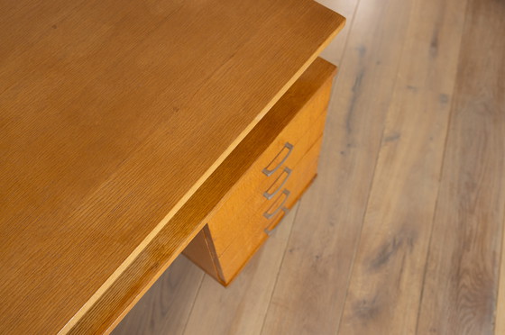 Image 1 of Escritorio de mediados de siglo