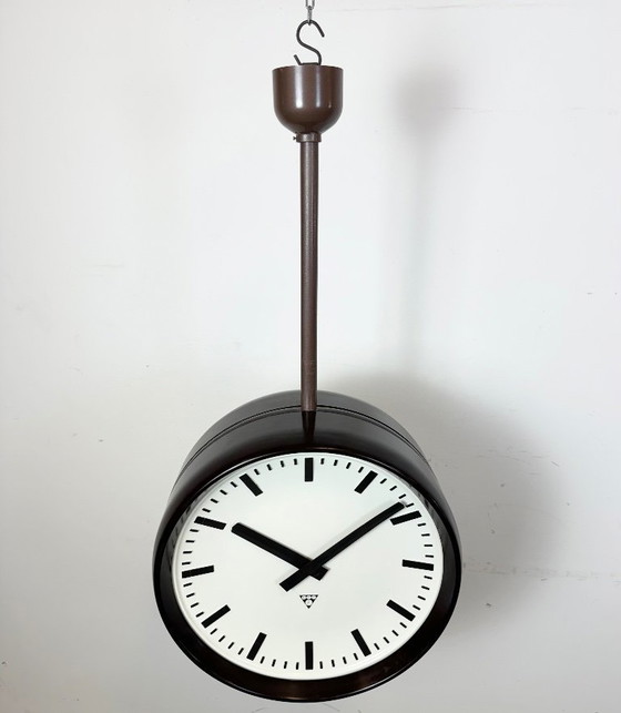 Image 1 of Grote industriële bakelieten dubbelzijdige fabrieksklok van Pragotron, jaren 50