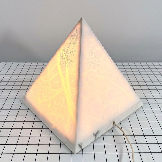 Image 1 of Lampada da tavolo a piramide di marmo, anni '80