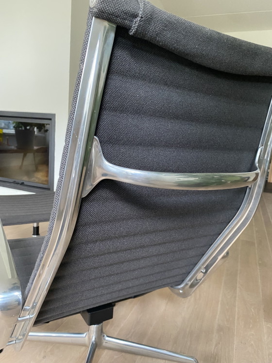 Vitra AE 124 Lounge Chair + AE 125 Footstool – Chairs and lounge chairs, Textile, Aluminium (photo 6 of 6)