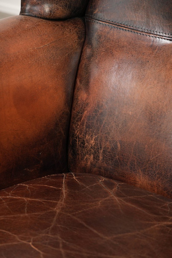 Ruime vintage schapenleren oorfauteuil in een diepe bruine kleur afgewerkt met siernagels – Leather (photo 11 of 17)