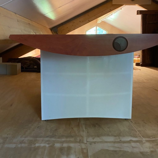 Jaren 80 stijl directie-bureau, houtfineer blad en witte, kunststof poten, gemaakt door meubelmaker