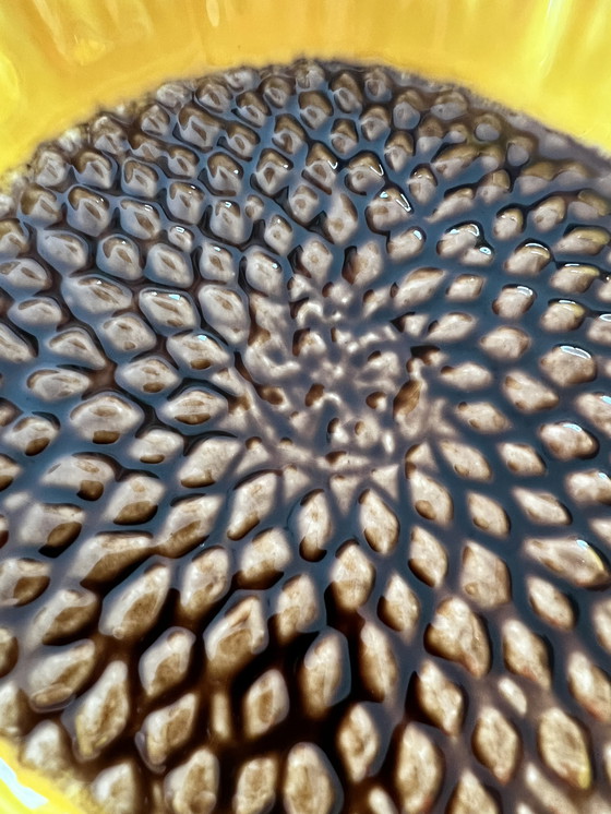 Image 1 of Zonnebloem keramische schaal. Stijl Caldas da Rainha