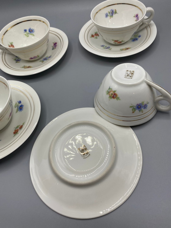 4 tasses et soucoupes à café en porcelaine de Limoges – Petites fleurs et dorures – Objets déco (photo 3 of 4)