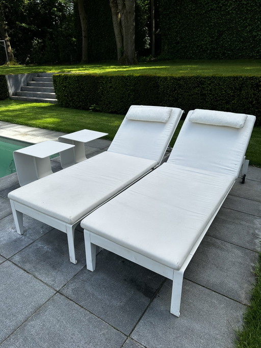 Exklusive Gartenmöbel Tribú Mirthe 2 Sonnenliegen mit 2 Beistelltischen und 2 Kissen