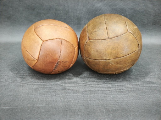 Juego de dos pelotas medicinales de cuero vintage, Checoslovaquia, década de 1950.