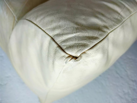 Image 1 of Crèmekleurige fauteuil van leer en schuim