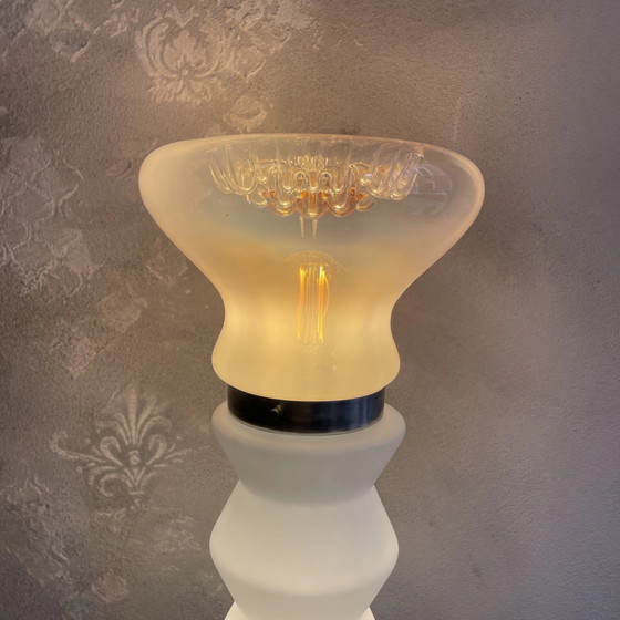 Lampada da tavolo Space Age in vetro di Murano e opalino anni '80, Attribuibile a MAZZEGA – Home Design (photo 5 of 15)