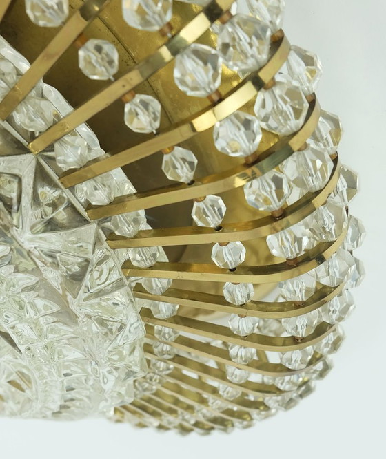 Image 1 of Lámpara de techo de mediados de siglo de la década de 1960, lámpara de techo de latón y vidrio, estilo Hollywood Regency.