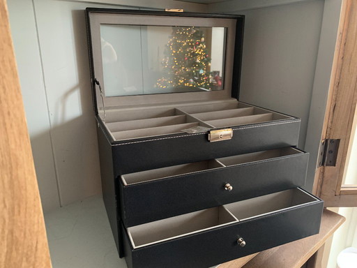 Lederen Horlogekist t.b.v. van 18 dwarsliggende horloges