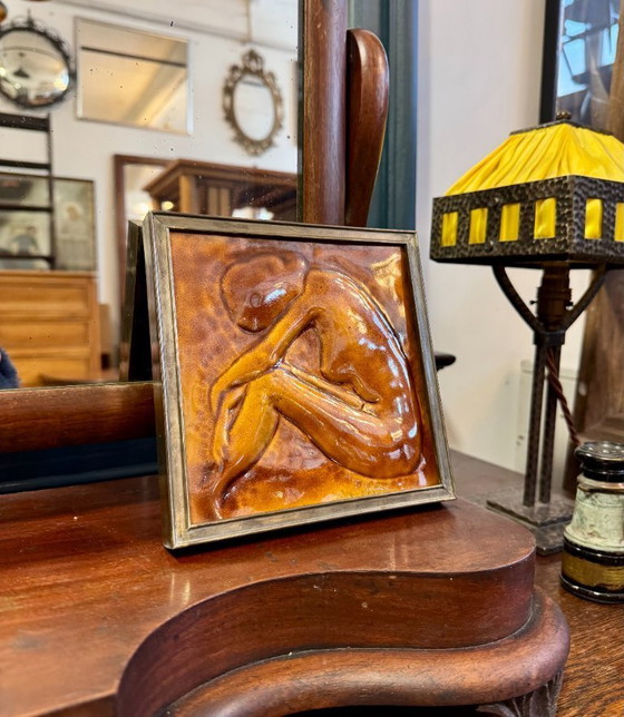 Image 1 of Vintage keramische reliëftegel met ingelijste vrouwelijke figuur
