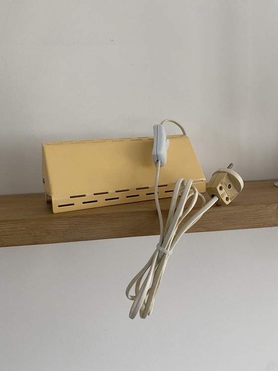 Image 1 of Jaren 70 geel wandlamp / bedlampje