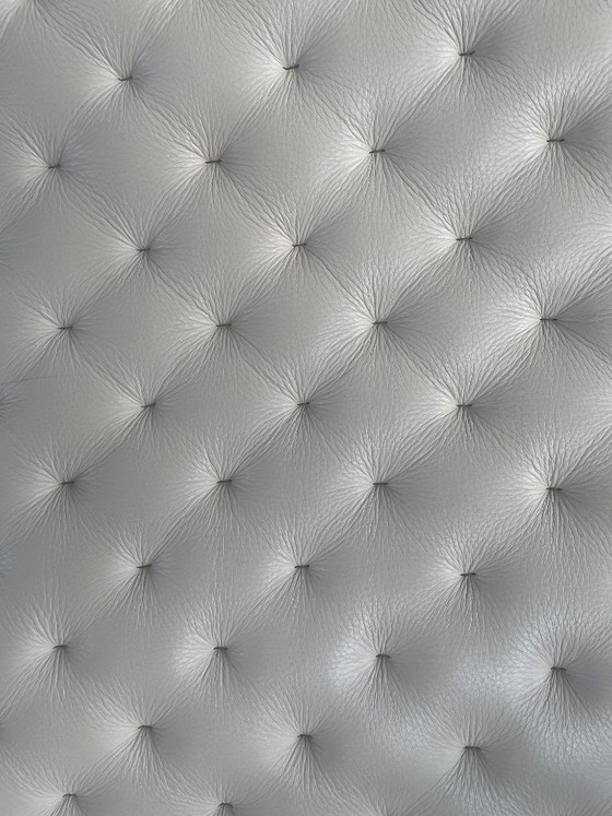 Image 1 of Sillón Sede con reposapiés color crema.