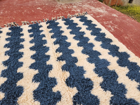 Image 1 of Blauw & Ivoor Beni Ouarain tapijt 274x208 cm – Handgemaakt Marokkaans wollen tapijt – Modern gestreept Berberdesign
