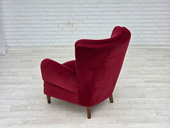 Image 1 of Años 60, sillón danés, muebles de terciopelo rojo cereza, patas de madera de haya, retapizado.
