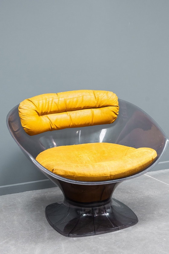 Image 1 of Poltrona lounge in Lucite Pod