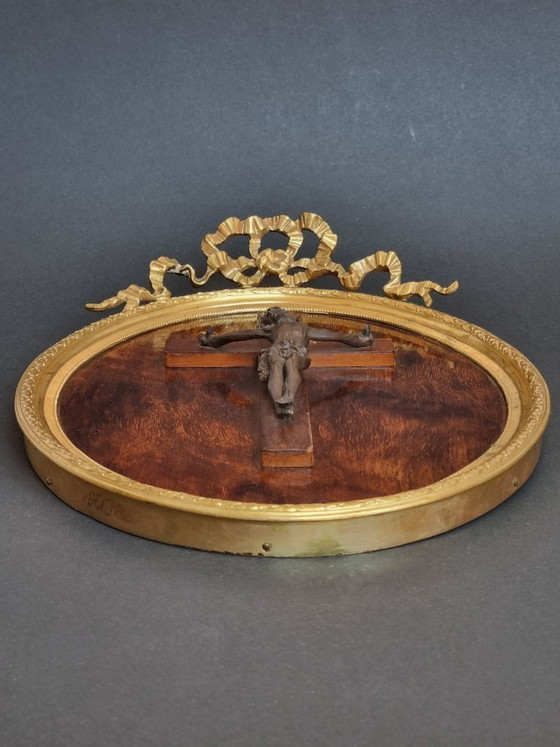 Image 1 of Elegant wandkruisbeeld, ovale gouden lijst met lintversiering, antiek kruisbeeld van Jezus