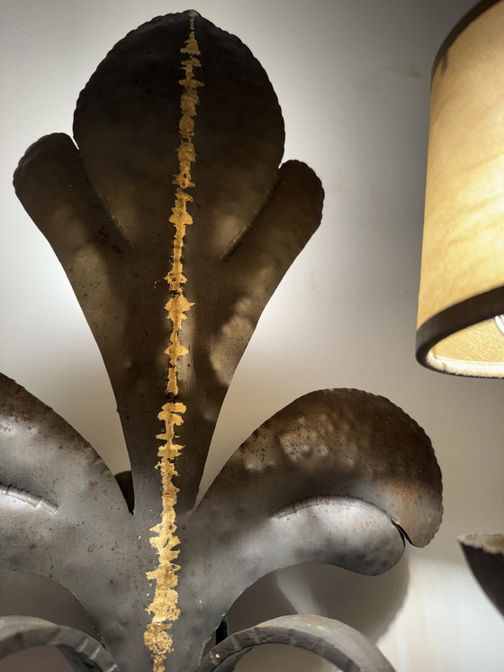 Image 1 of Gran aplique de pared de hierro forjado con flor de lis de la década de 1960